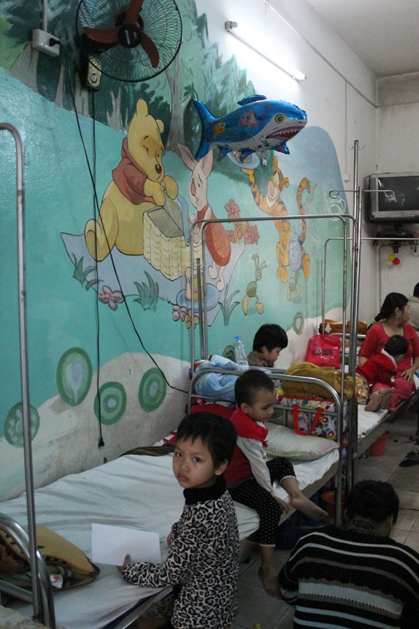 Mỗi phòng điều trị bệnh cho các cháu bé ở bệnh viện K cơ sở 2 đều có những bức tranh lớn như ở trong nhà trẻ để các cháu bớt tủi thân vì ở trong viện nhiều hơn ở nhà